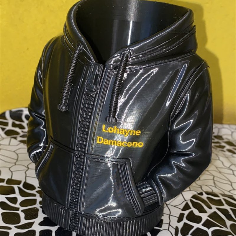 Porta-lata em formato de moletom preto, personalizado com nome